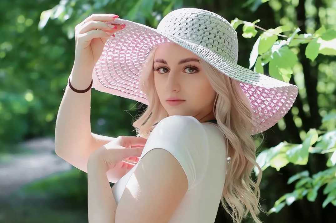 Unscripted Elegance: Amateur Model Steals the Spotlight in Foreign Beauty Photos Issue 115