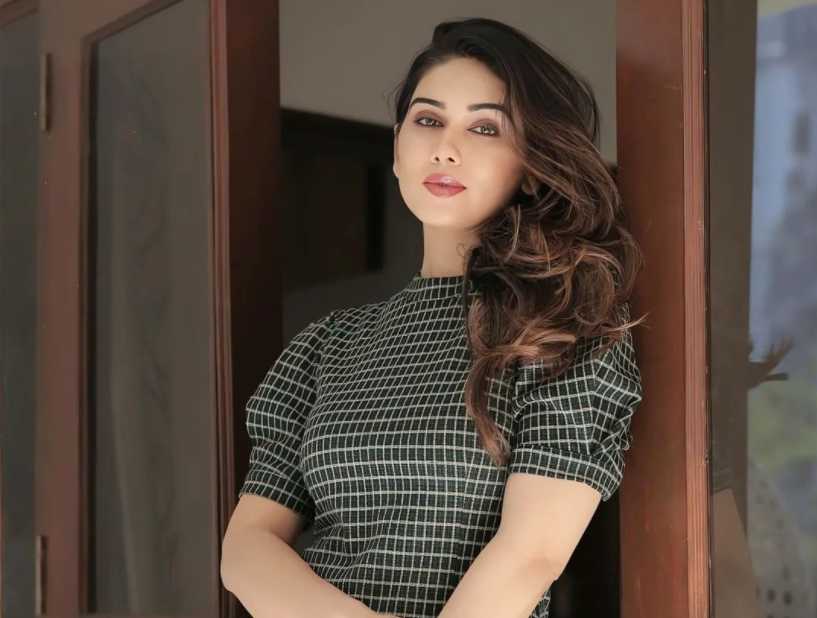 High - Fashion Edge: Amateur Model in Bold, Contemporary Styles 156